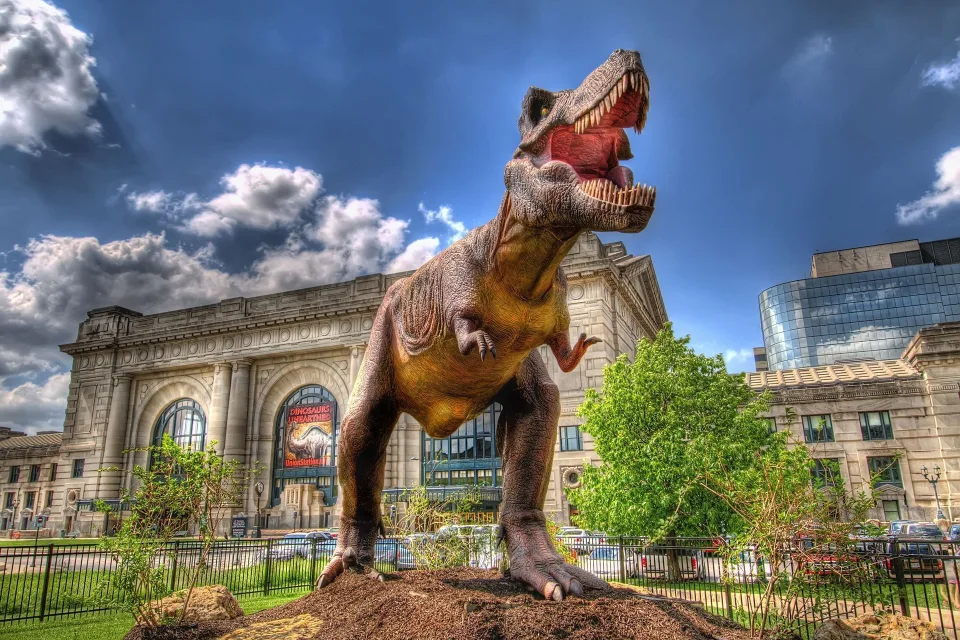 Skulptur Dinosaurier bei Museum