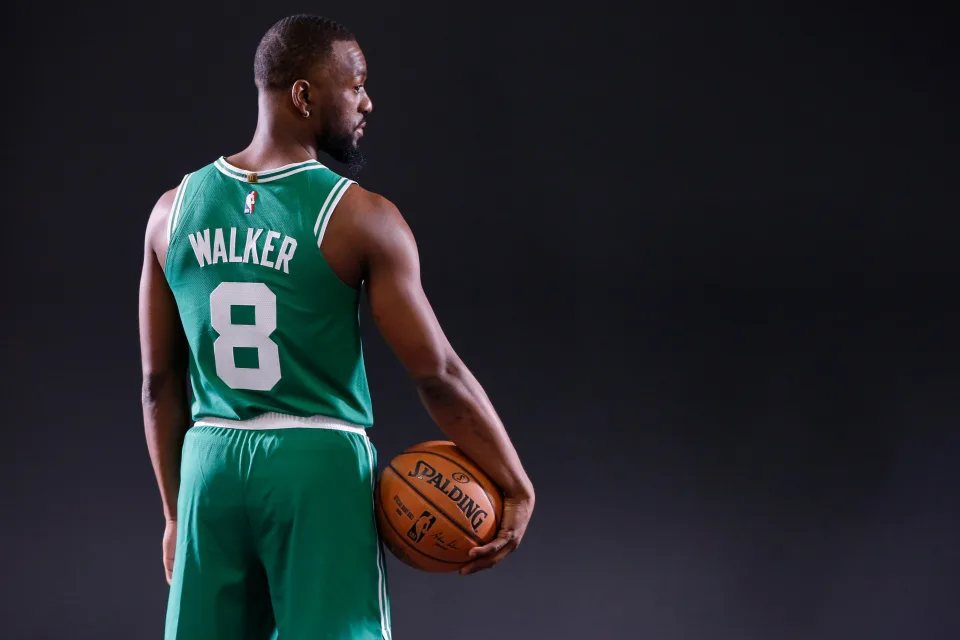 Amerikanischer Basketballspieler in Form mit einem Ball