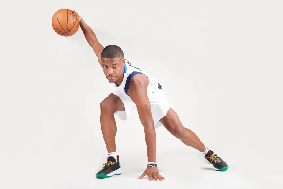 Amerikanischer Basketballspieler mit einem Ball