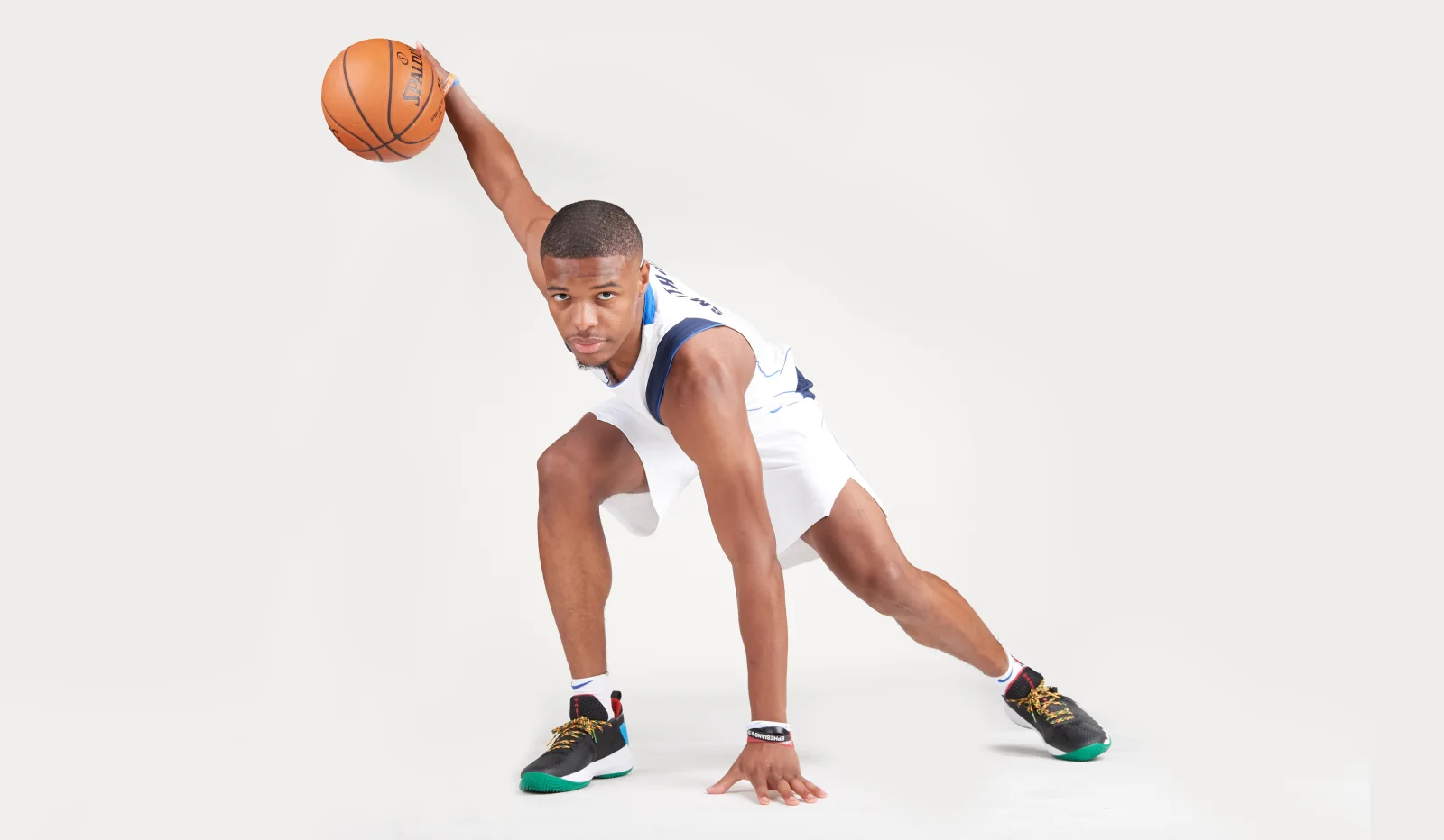 Amerikanischer Basketballspieler mit einem Ball