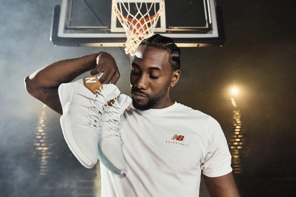 Amerikanischer Basketballspieler mit einem Gegenstand in der Hand