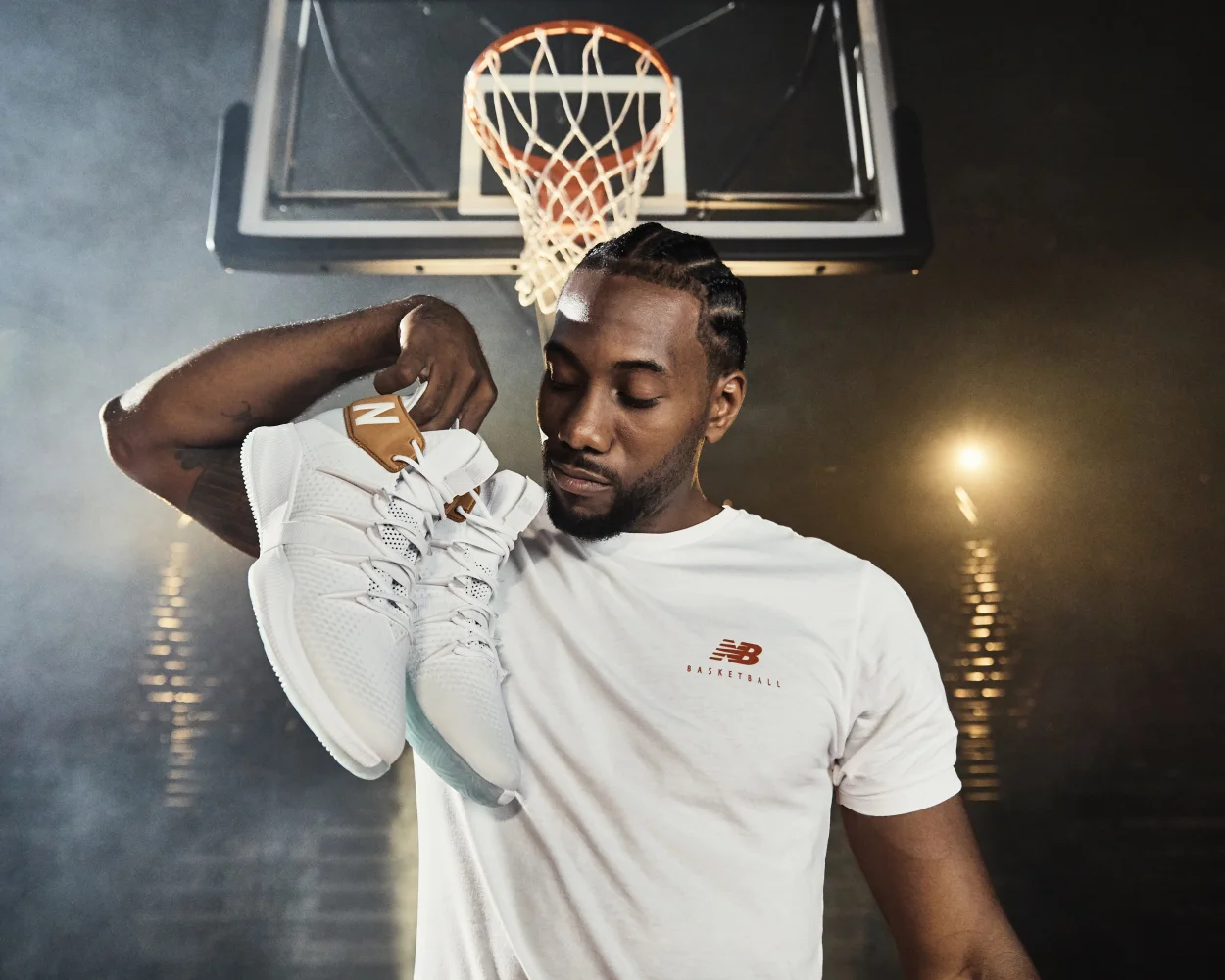 Amerikanischer Basketballspieler mit einem Gegenstand in der Hand