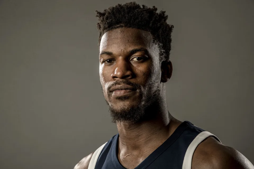 Amerikanischer Basketballspieler vor grauem Hintergrund