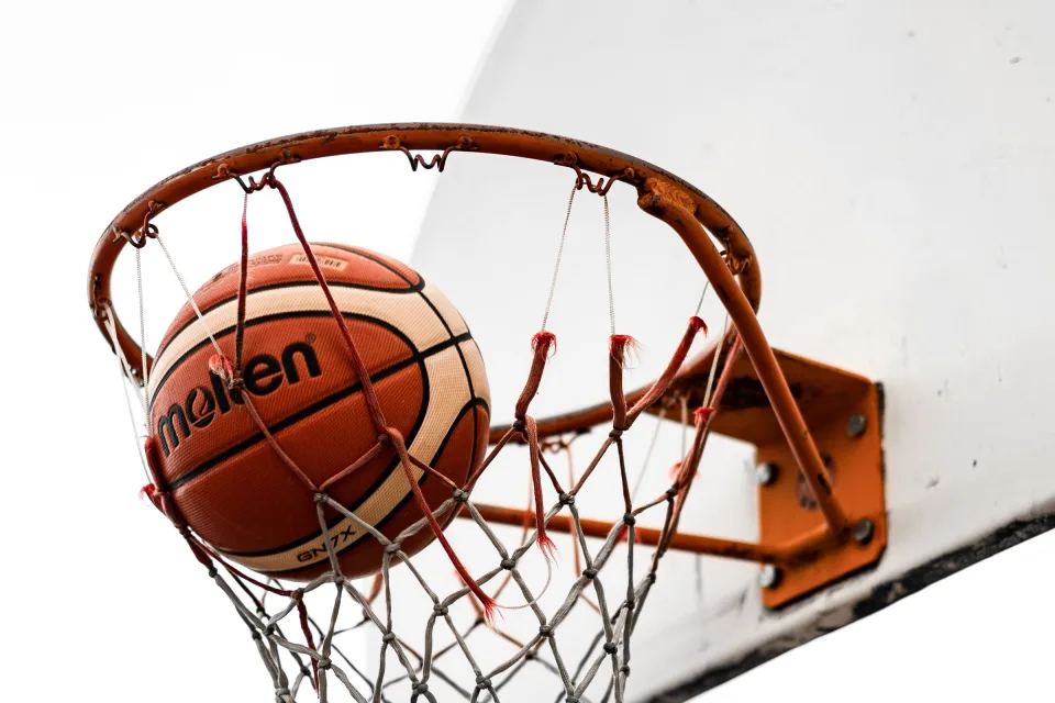 Ball in Basketball Korb