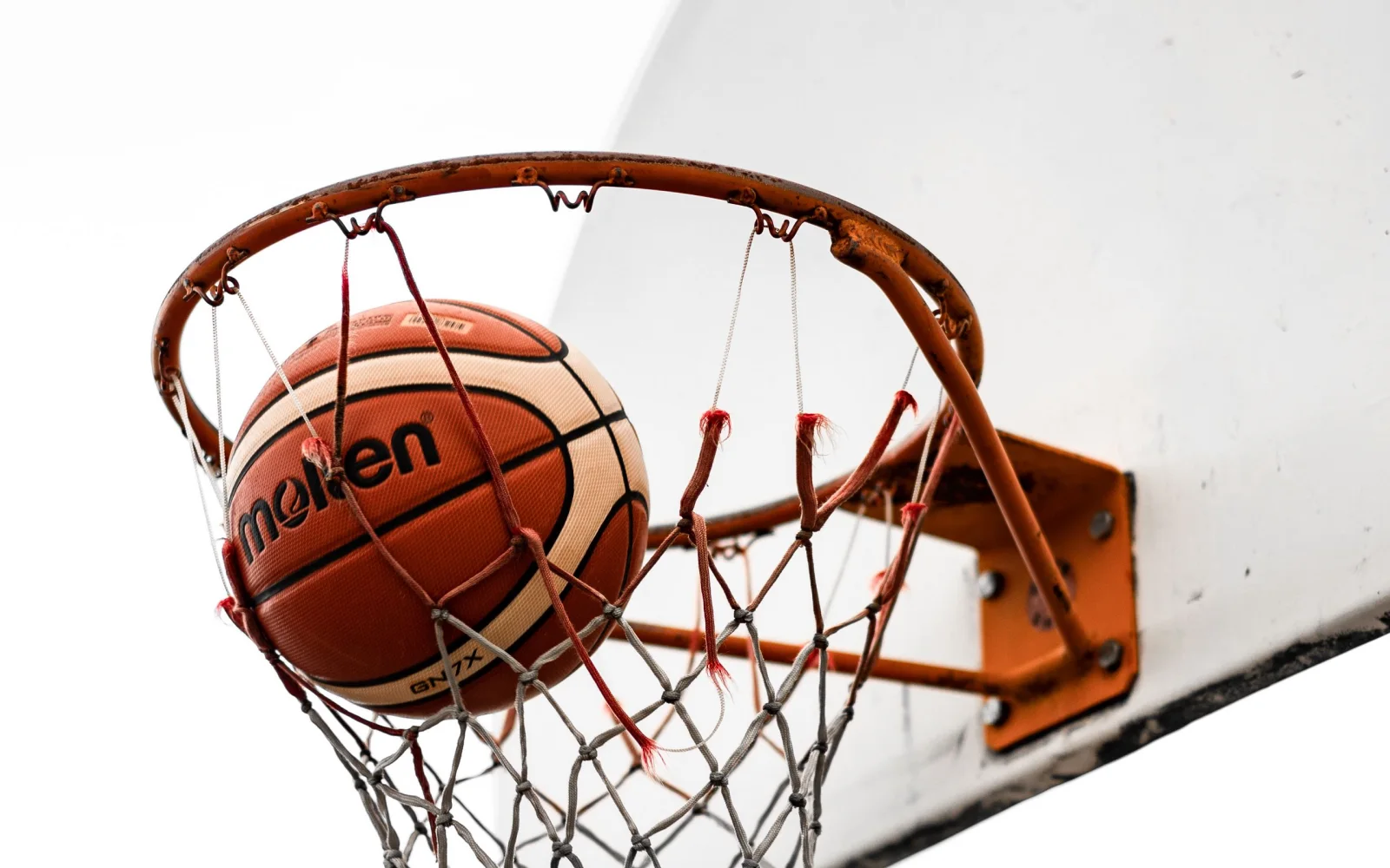 Ball in Basketball Korb