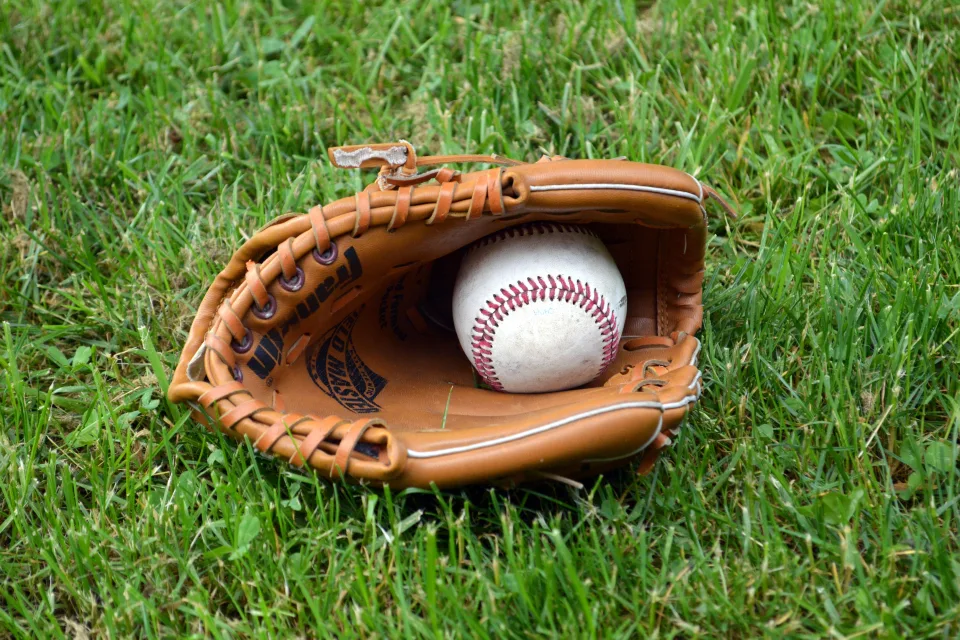 Baseball Ball auf grünem Gras