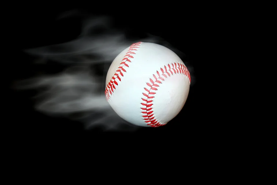 Baseball Ball fliegt vor schwarzem Hintergrund