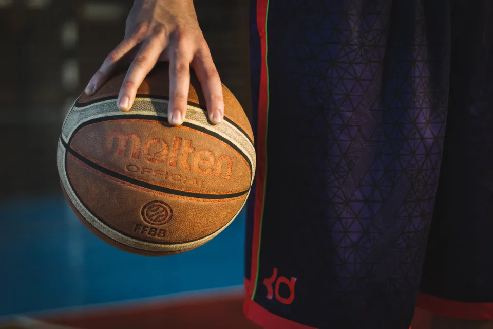 Basketball aus Leder in Hand