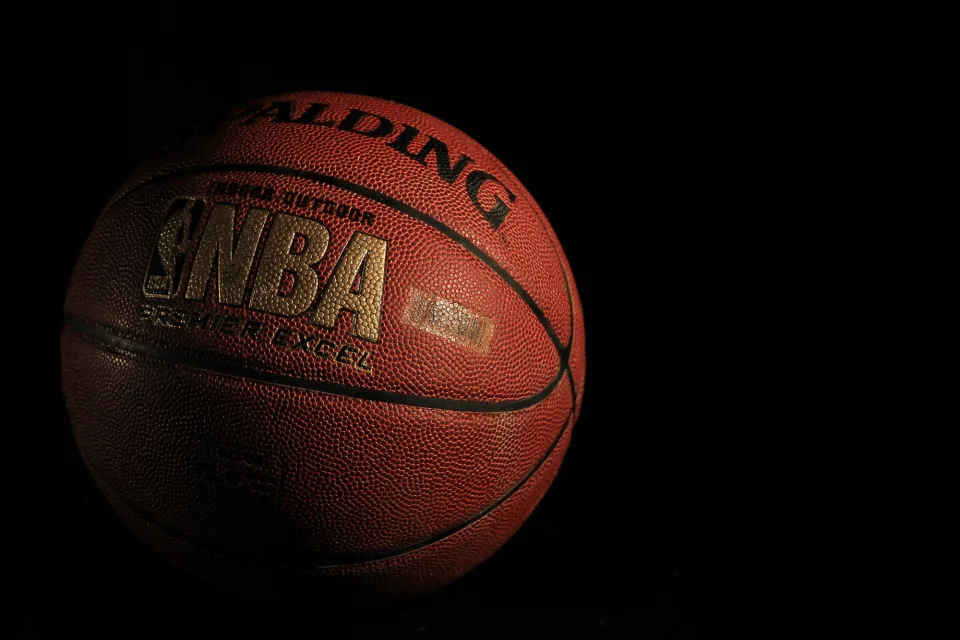 Basketball aus Leder vor schwarzem Hintergrund