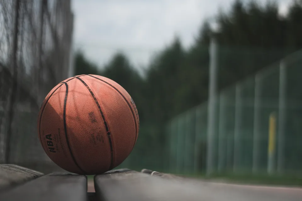 Basketball liegt auf dem Feld