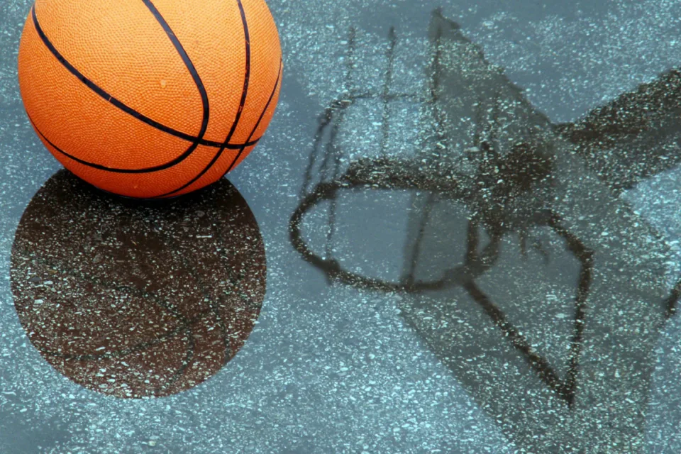 Basketball spiegelt sich in Nasser Oberfläche