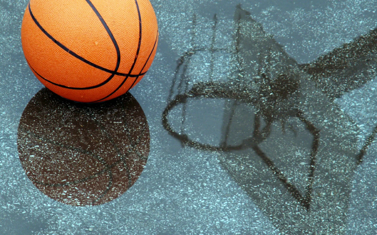Basketball spiegelt sich in Nasser Oberfläche