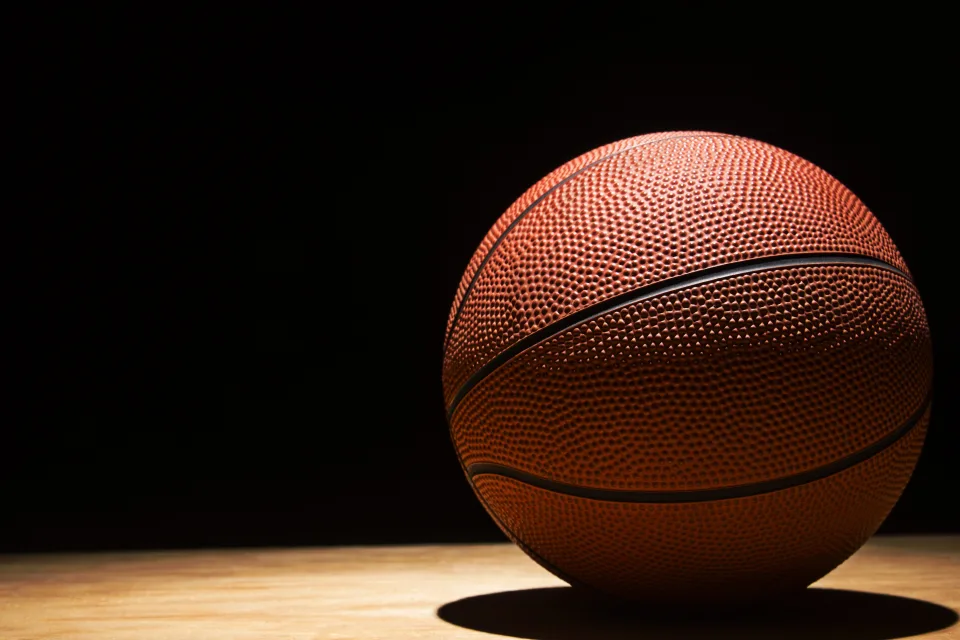 Basketball vor schwarzem Hintergrund