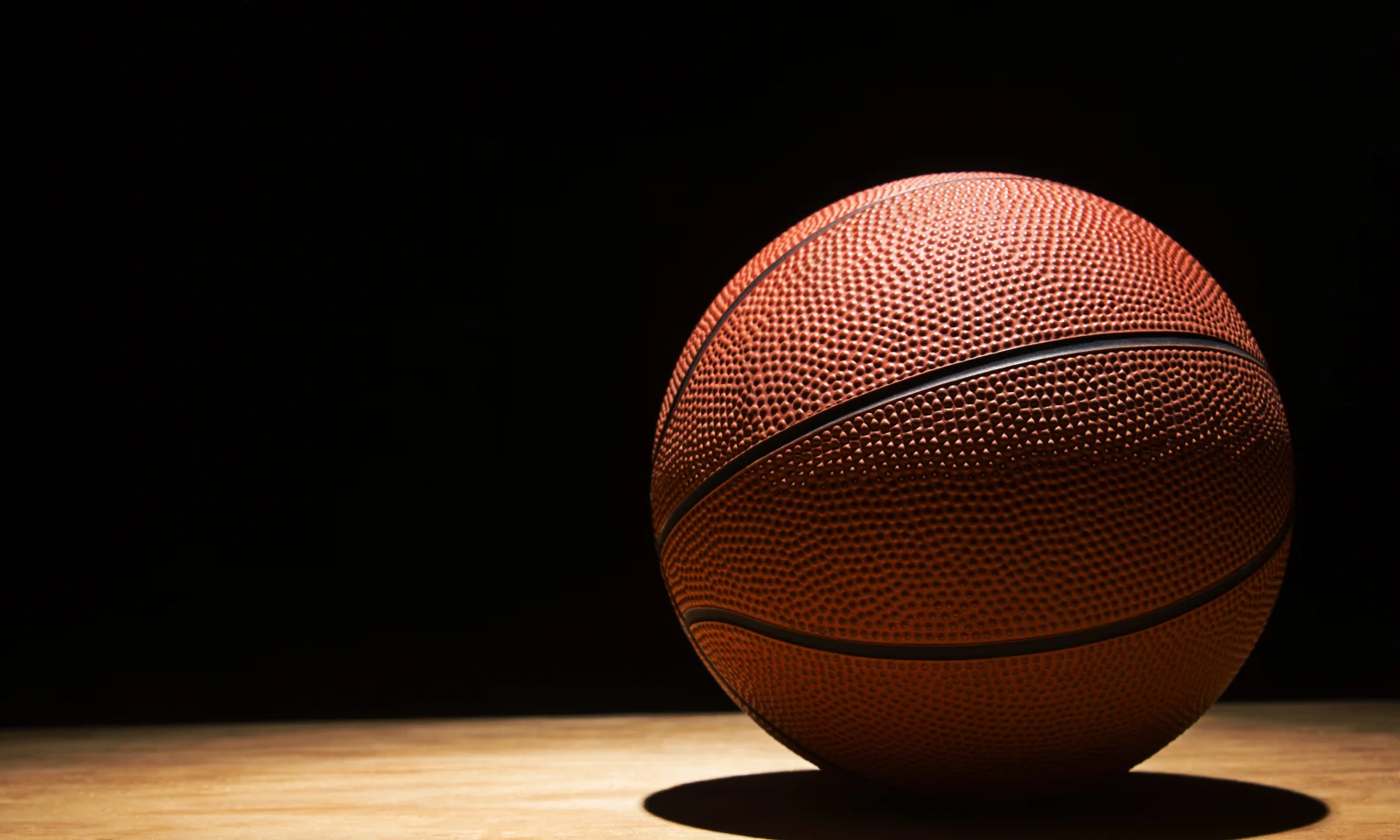 Basketball vor schwarzem Hintergrund