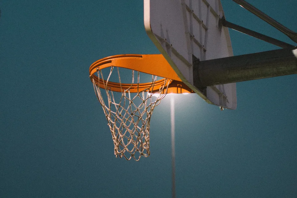Basketballkorb im Laternenlicht