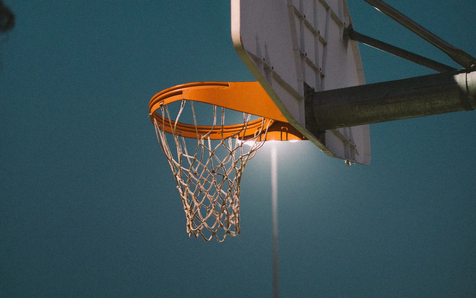 Basketballkorb im Laternenlicht