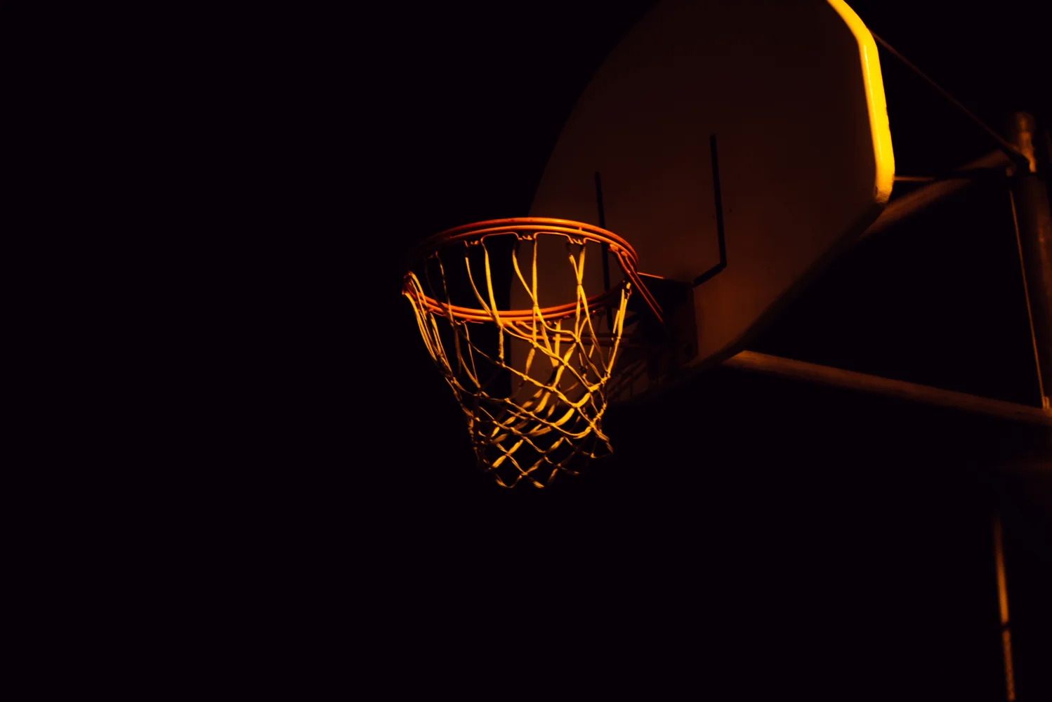 Basketballkorb in Strahlen bei Nacht