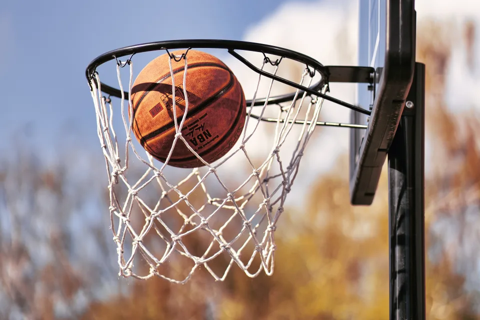 Basketballkorb mit Ball