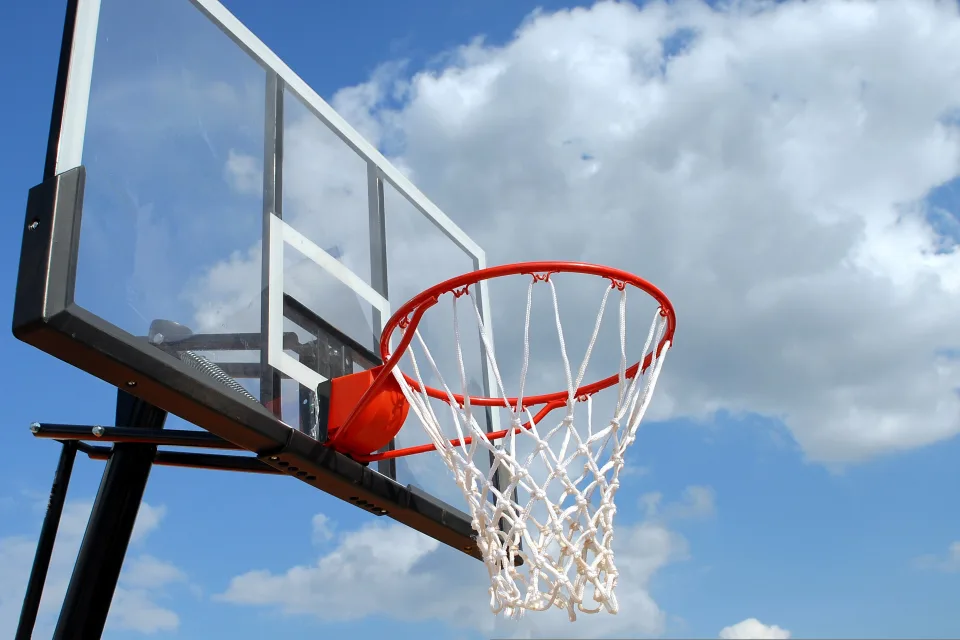 Basketballkorb unter weißen Wolken