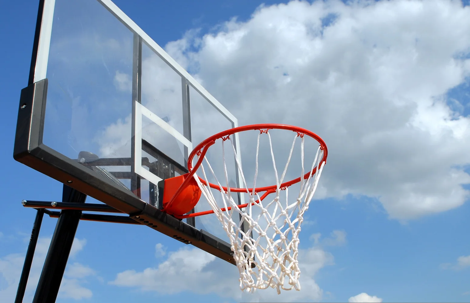 Basketballkorb unter weißen Wolken