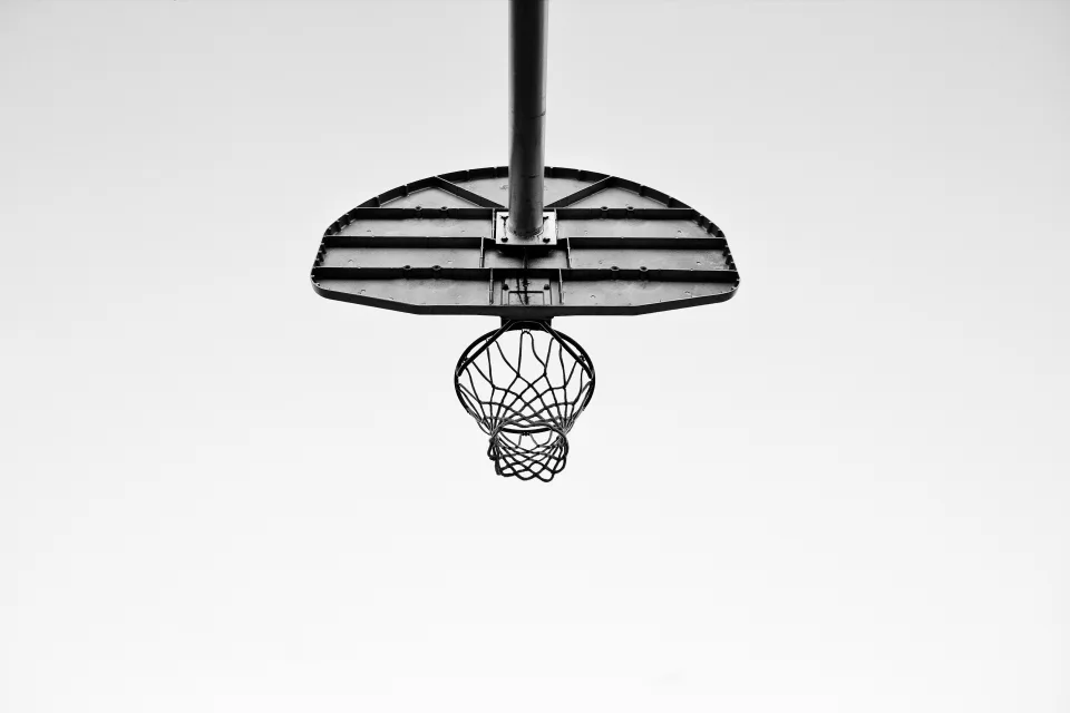 Basketballkorb vor dem Himmel schwarz weißes Foto