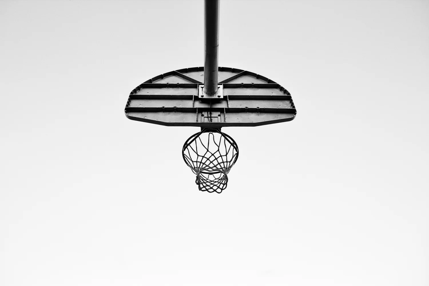 Basketballkorb vor dem Himmel schwarz weißes Foto