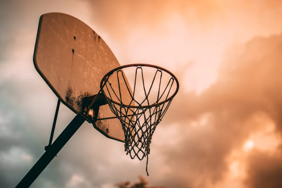 Basketballkorb vor dem Himmel