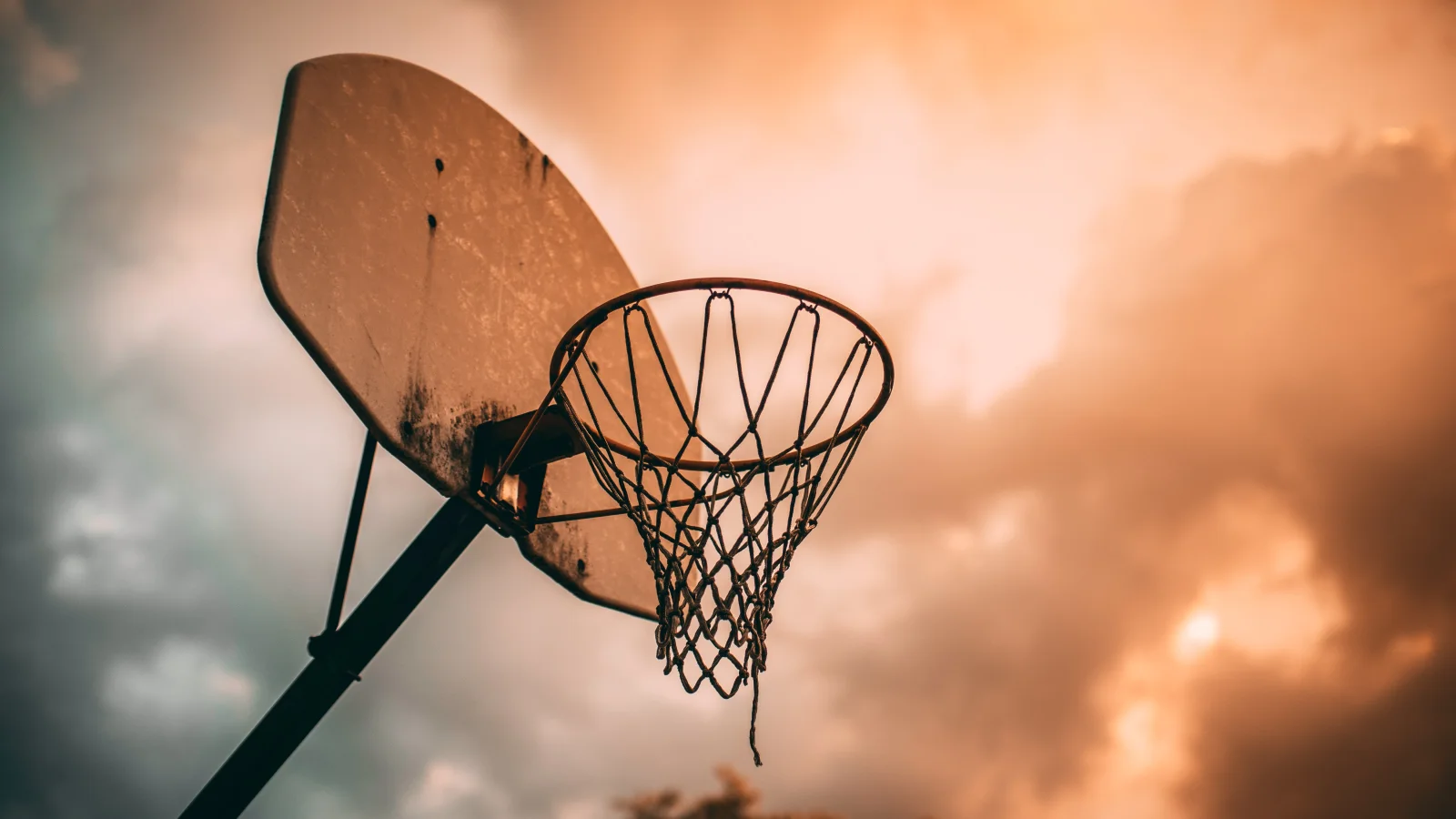 Basketballkorb vor dem Himmel