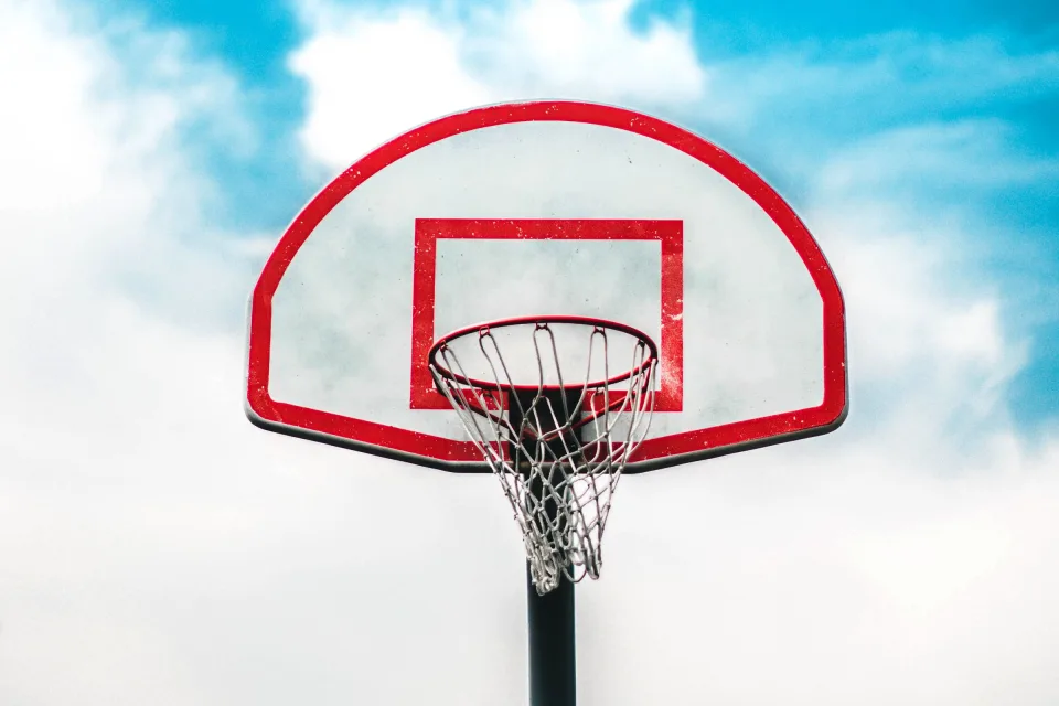 Basketballkorb vor weißen Wolken