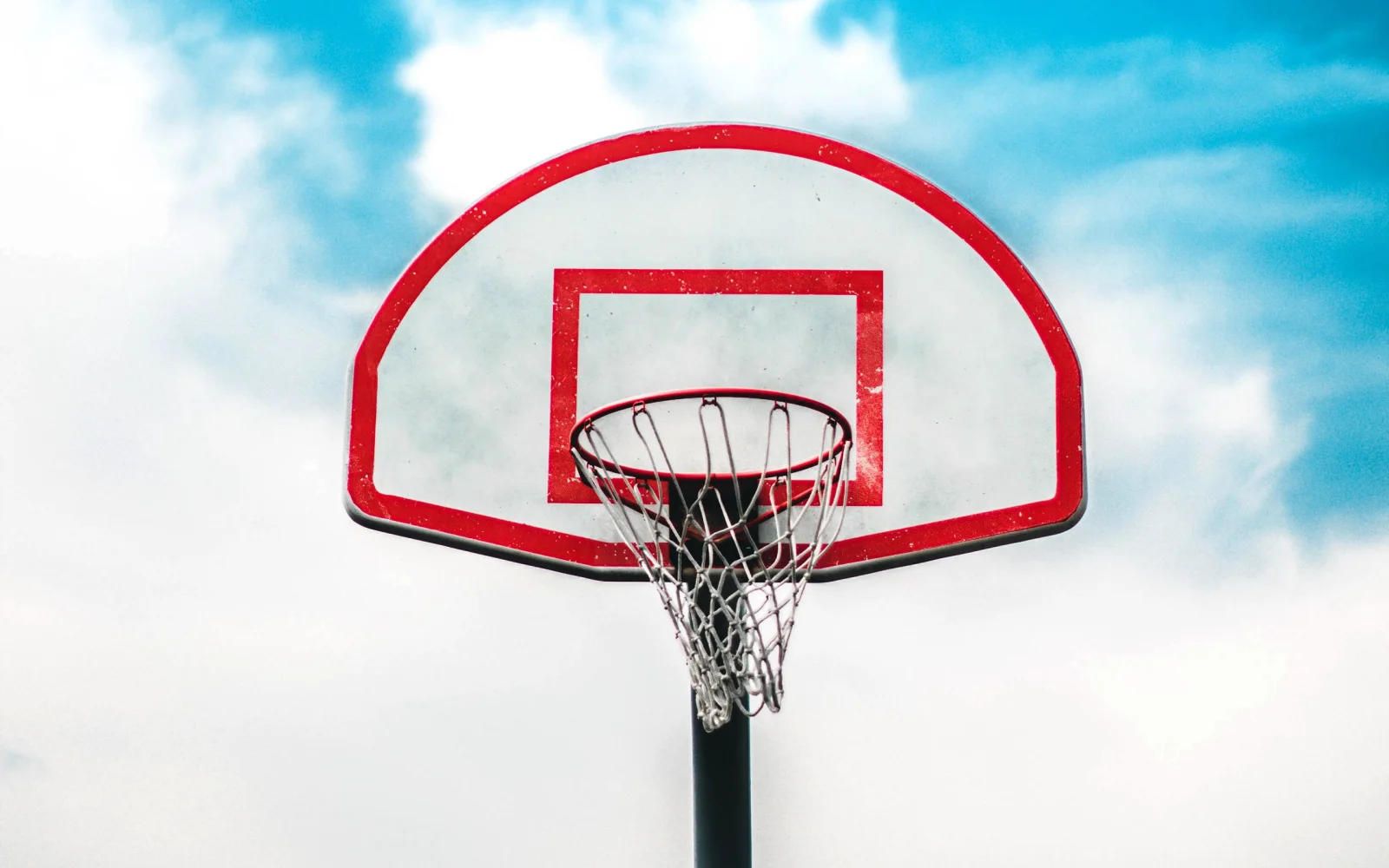 Basketballkorb vor weißen Wolken