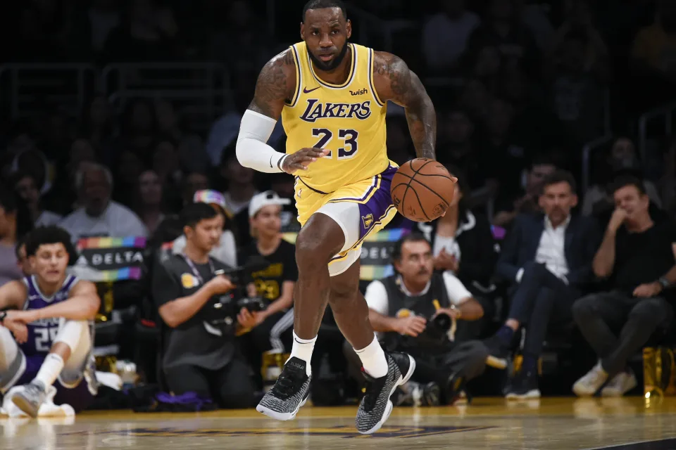 Basketballspieler LeBron James auf dem Feld mit einem Ball