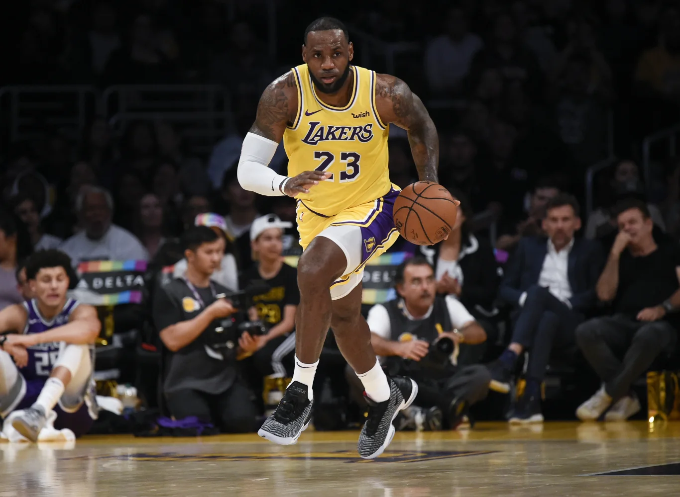 Basketballspieler LeBron James auf dem Feld mit einem Ball