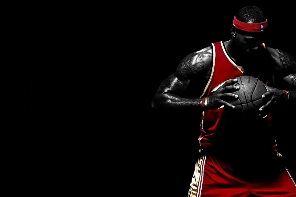 Basketballspieler LeBron James mit einem Ball in den Händen