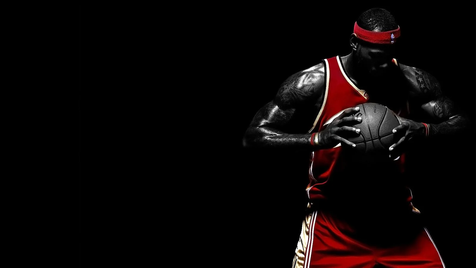 Basketballspieler LeBron James mit einem Ball in den Händen