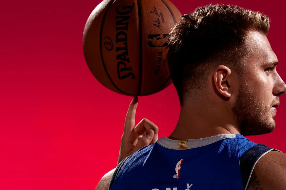 Basketballspieler Luka Dončić mit einem Ball