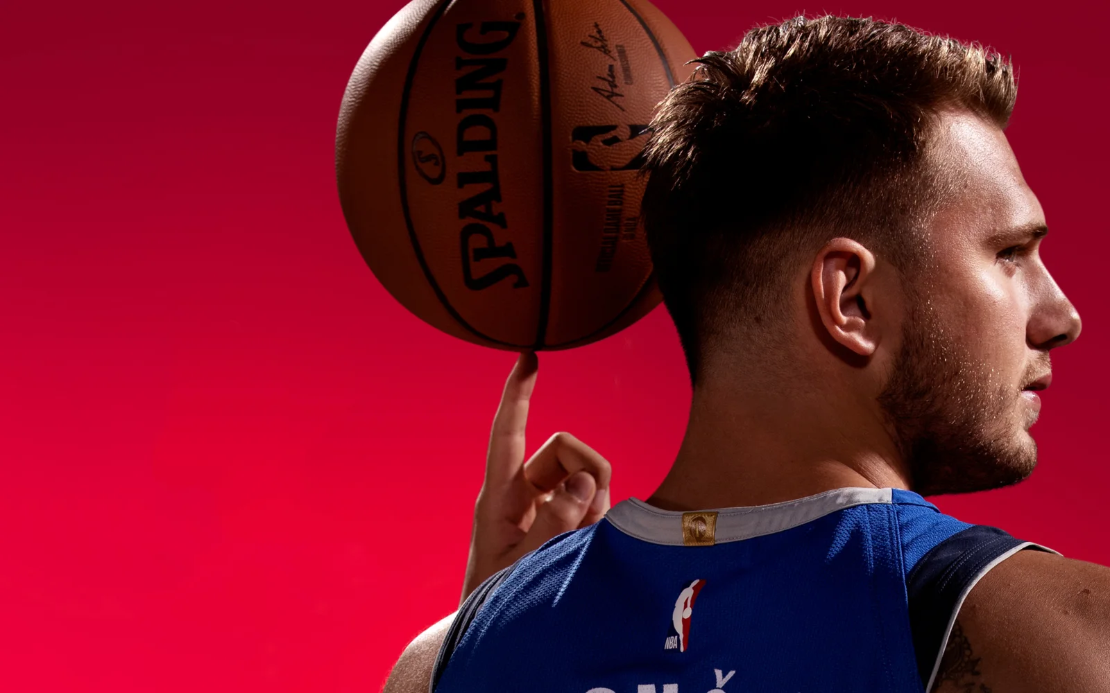 Basketballspieler Luka Dončić mit einem Ball