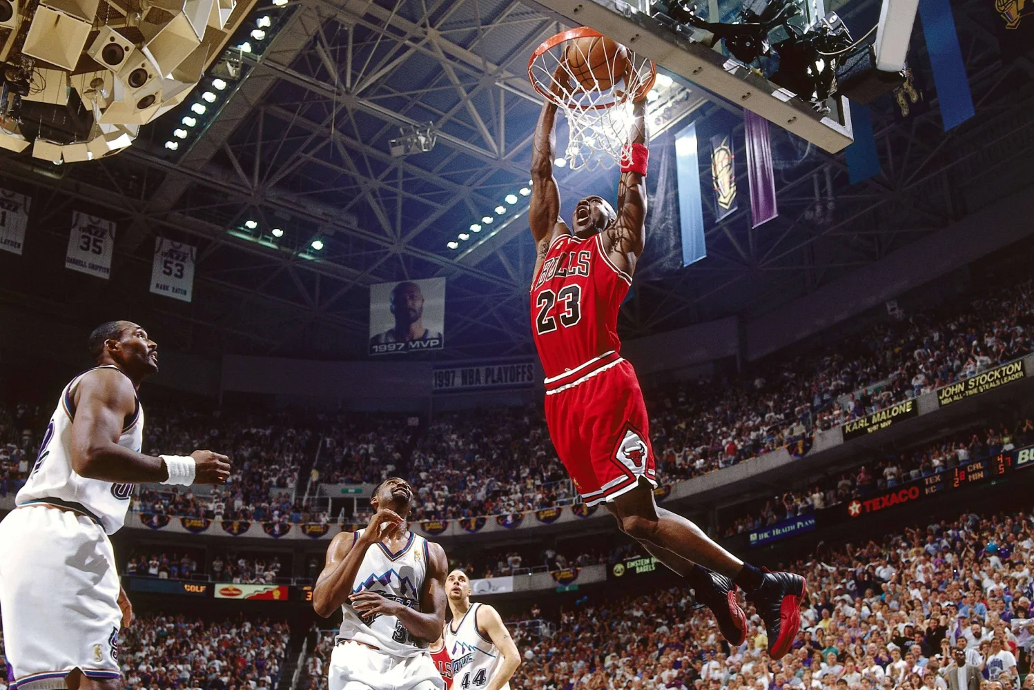 Basketballspieler Michael Jordan wirft Ball in Korb