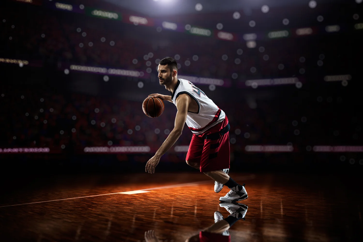 Basketballspieler mit einem Ball spielt auf dem Feld