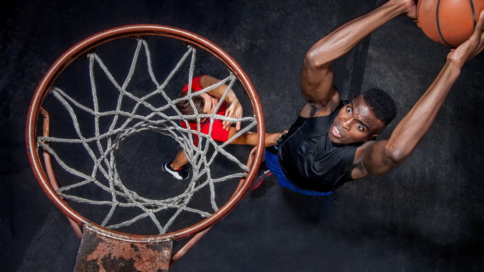 Basketballspieler wirft Ball in Korb