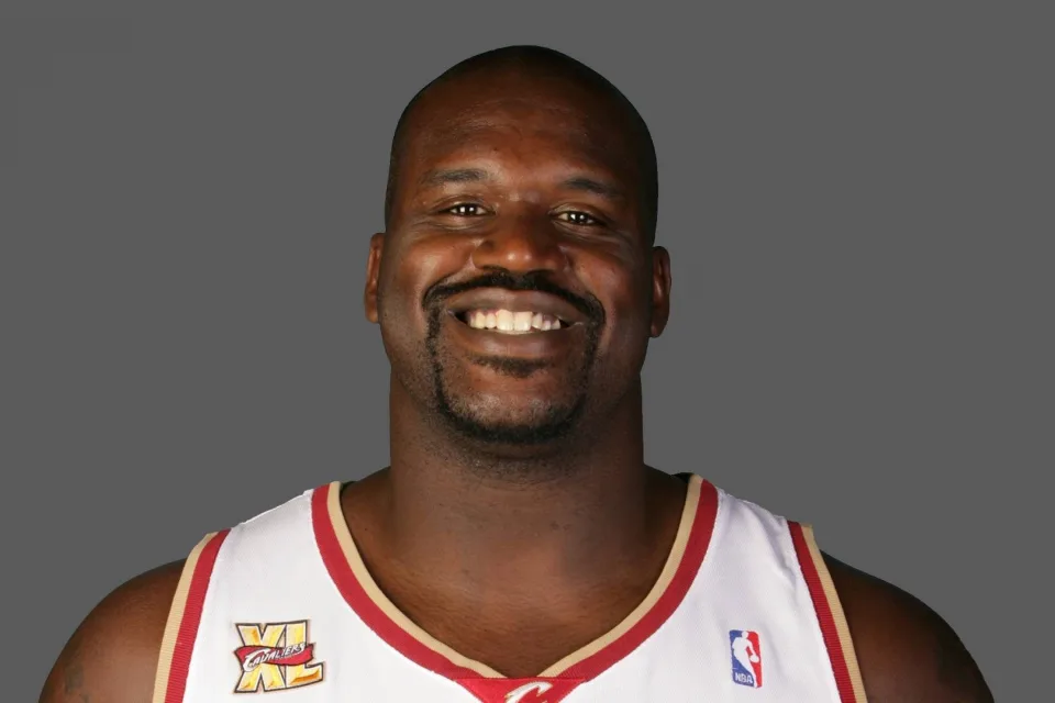 Basketballspieler über’ lächelt