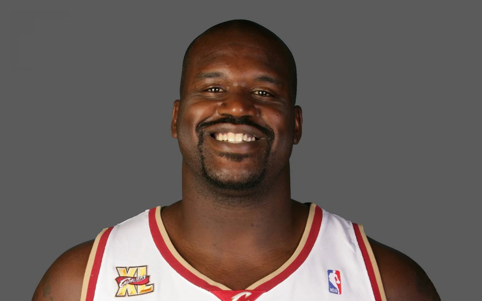 Basketballspieler über’ lächelt