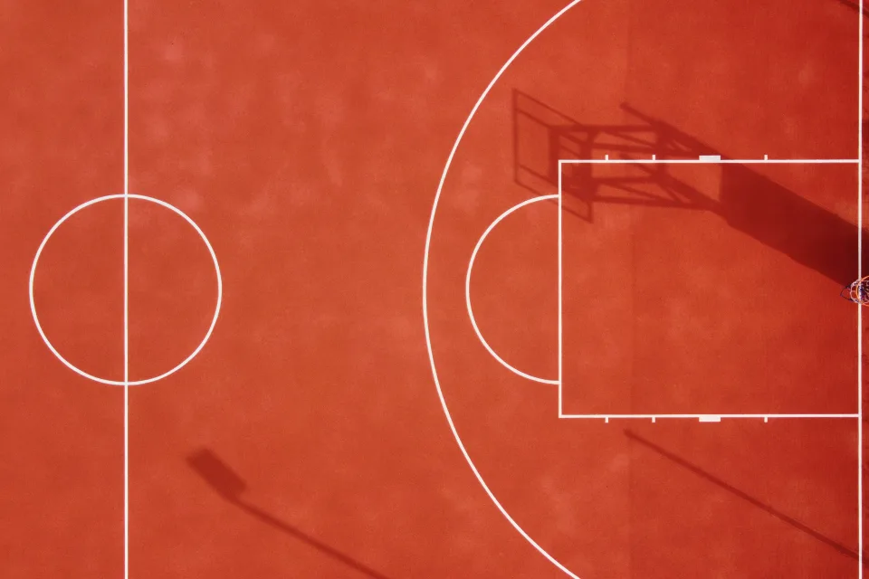 Blick von oben auf Basketball Feld