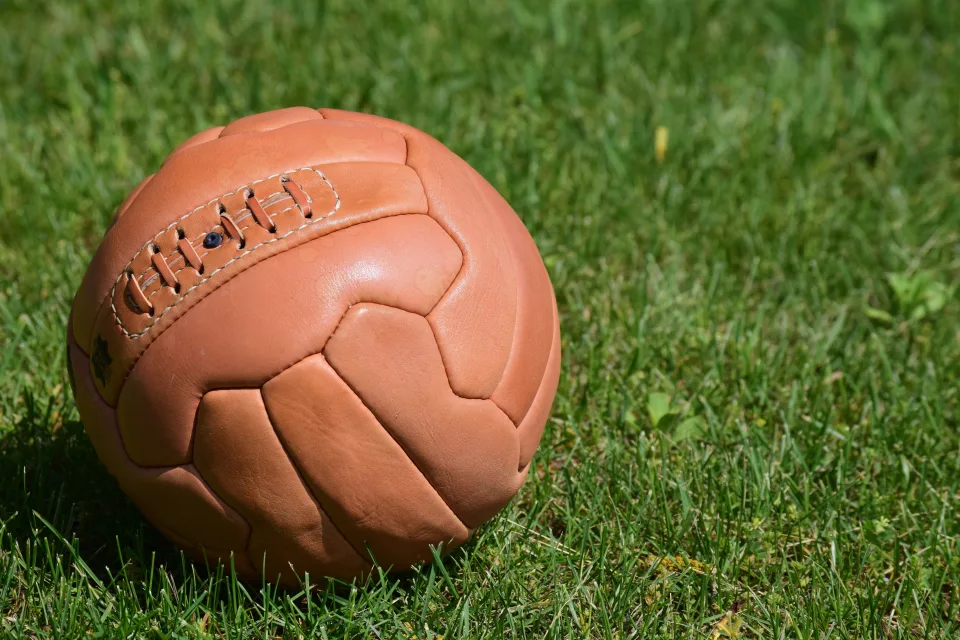 Brauner Leder Ball auf grünem Gras