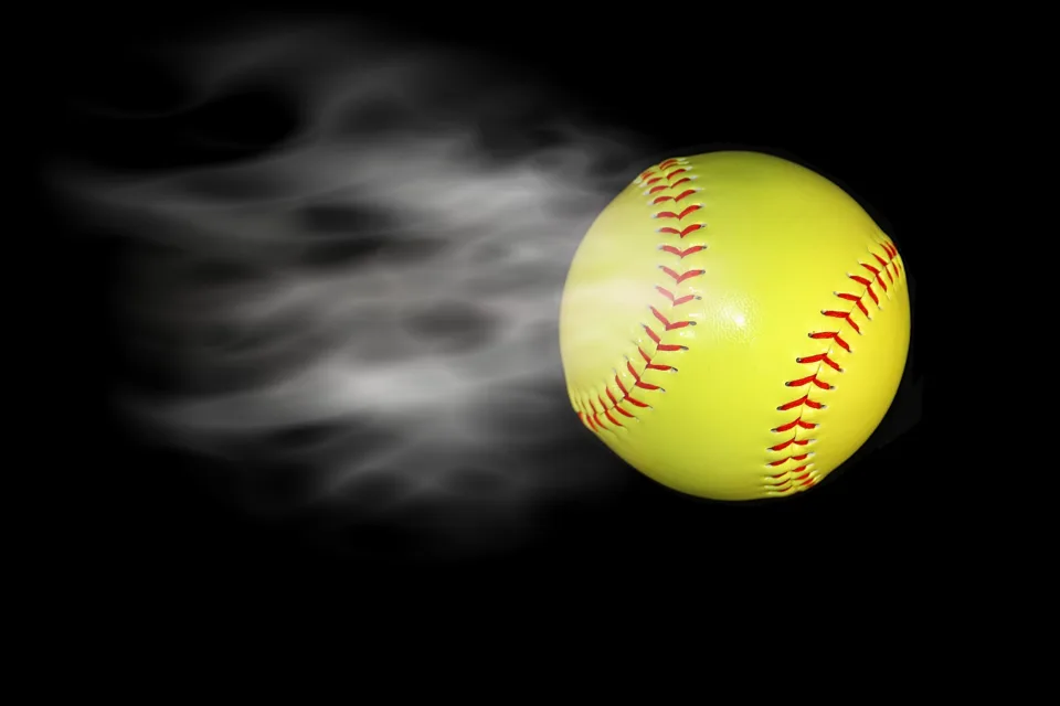 Gelber Baseball Ball mit Rauch vor schwarzem Hintergrund