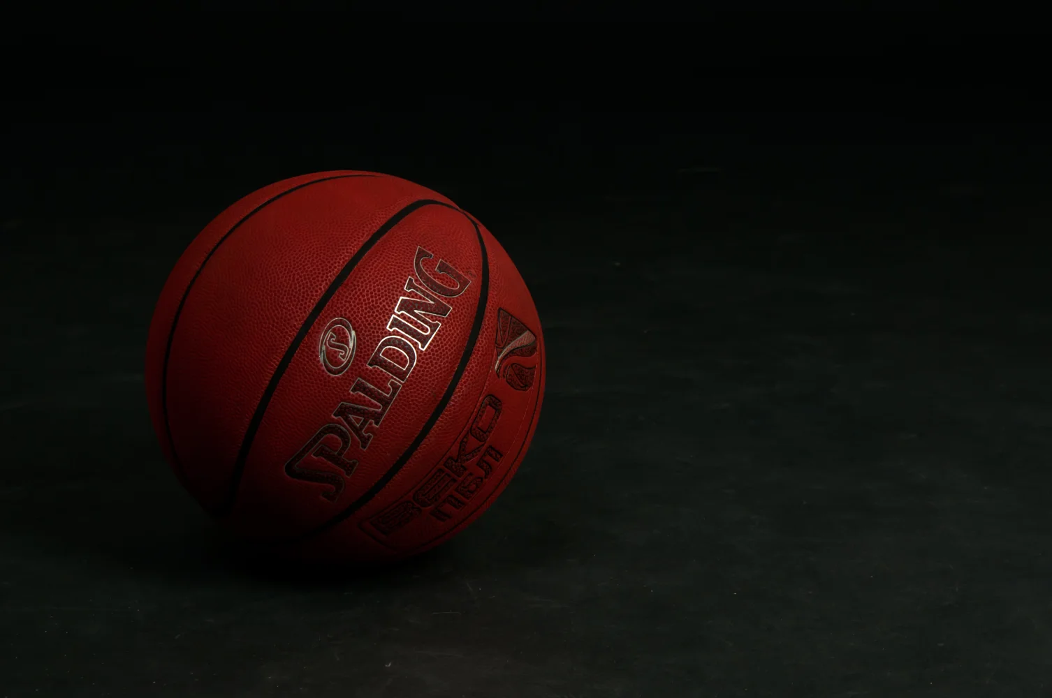 Großer Basketball aus Leder vor grauem Hintergrund