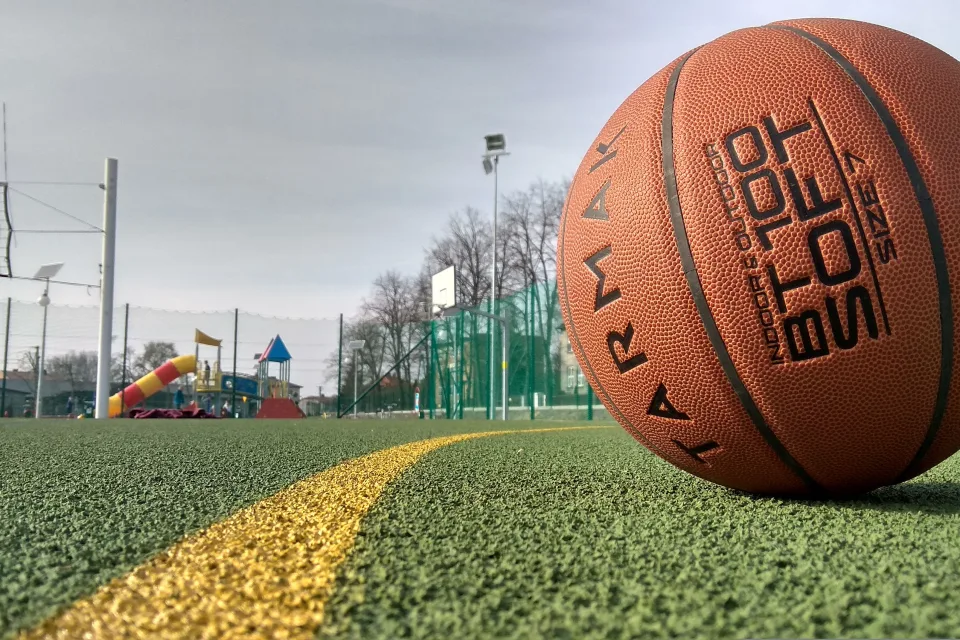 Großer brauner Basketball auf dem Feld