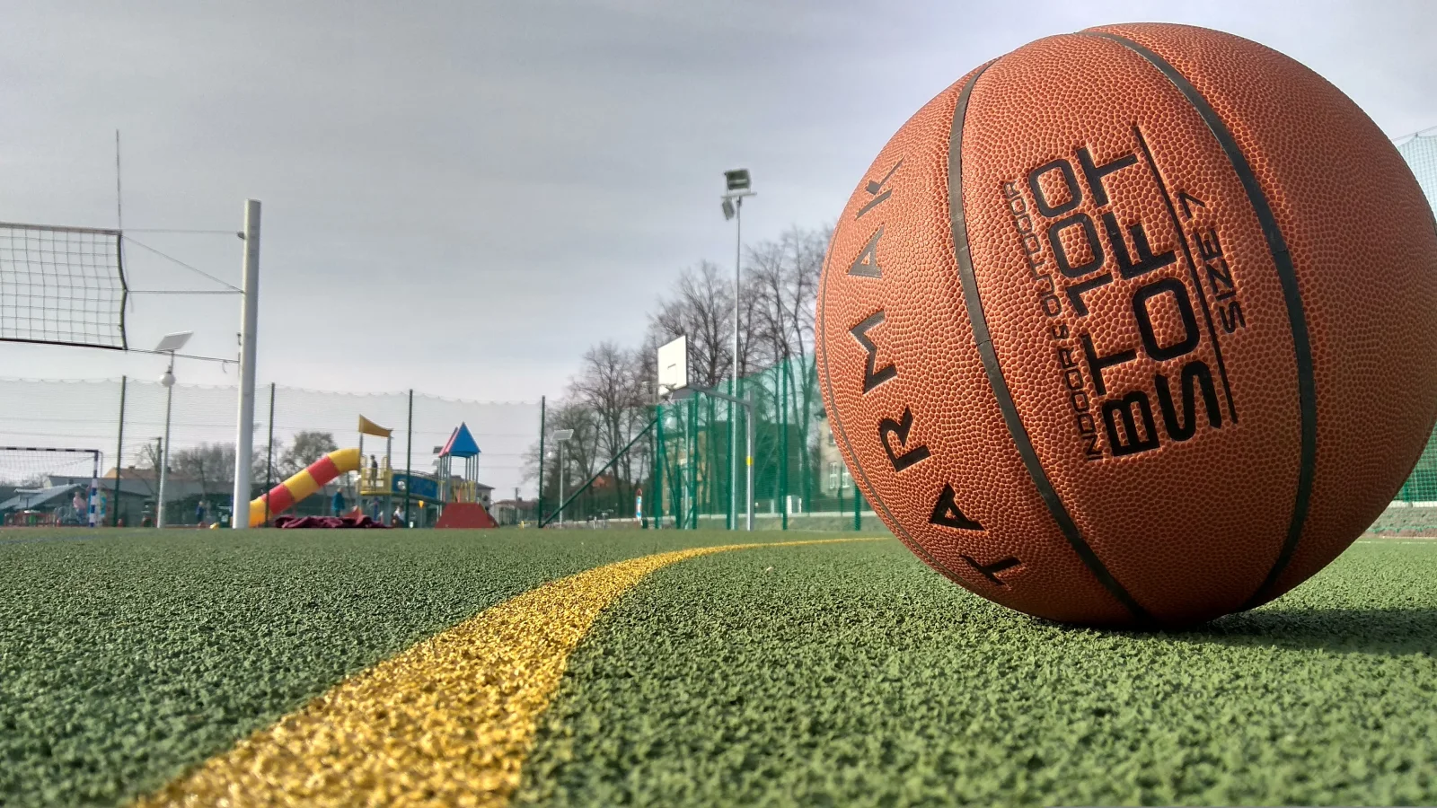 Großer brauner Basketball auf dem Feld