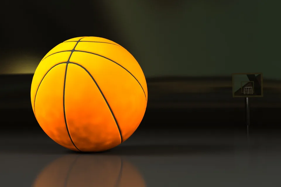 Großer orangefarbener Ball vor grauem Hintergrund