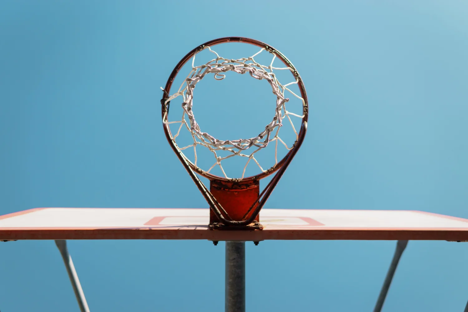 Großes Basketballkorb vor hellblauem Hintergrund