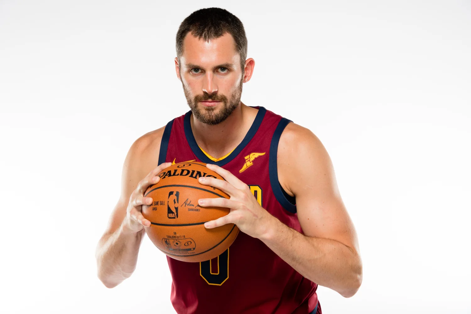 Kevin Love mit Basketball vor weißem Hintergrund